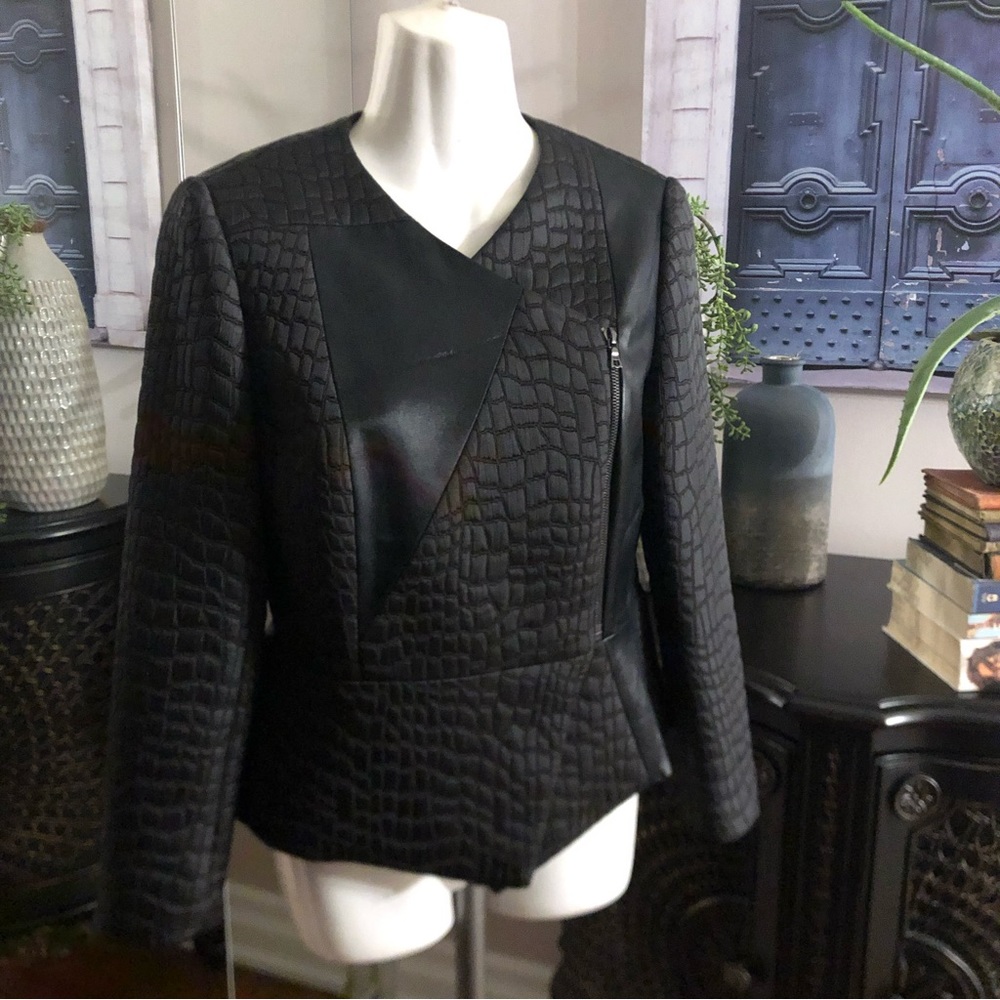 Judith &Charles size 6 ladies black blazer textured print & zip up